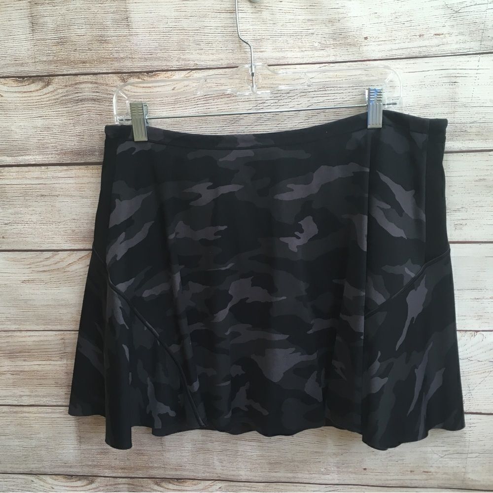 ATHLETA MATCH POINT SKORT IN GRAY CAMO